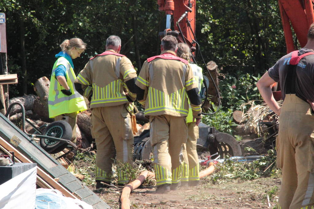 Brandweer blust afvalverbranding