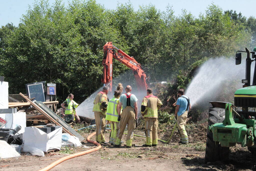 Brandweer blust afvalverbranding