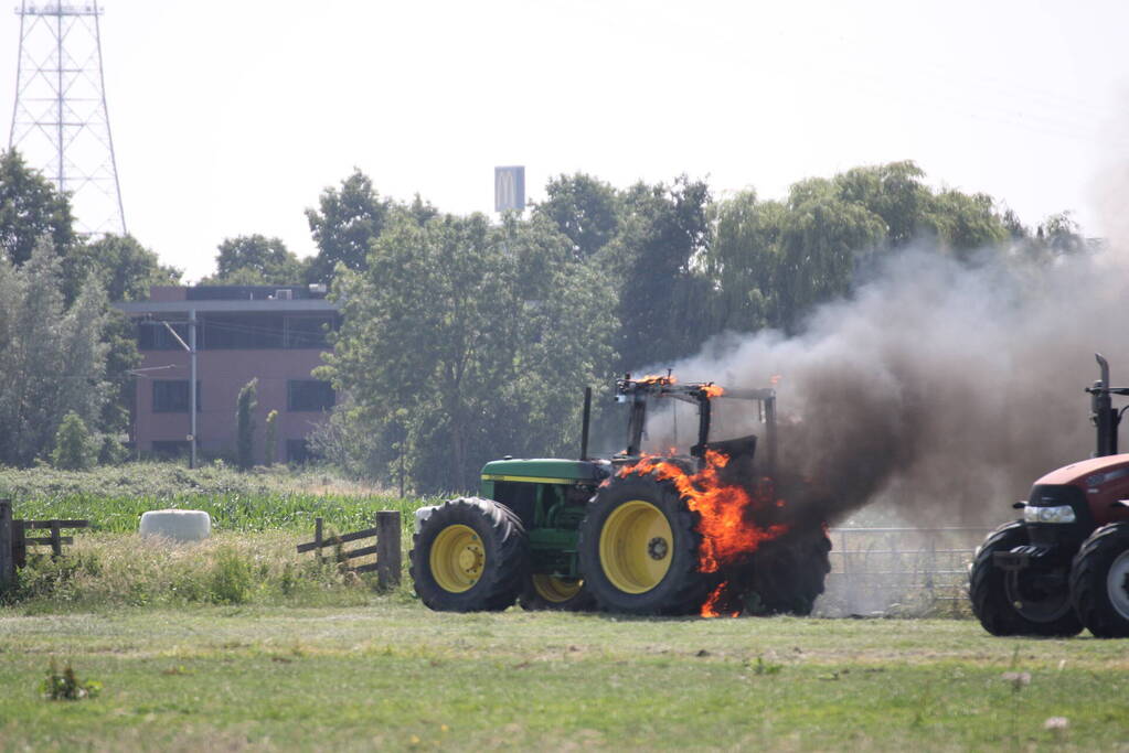 Tractor gaat in vlammen op