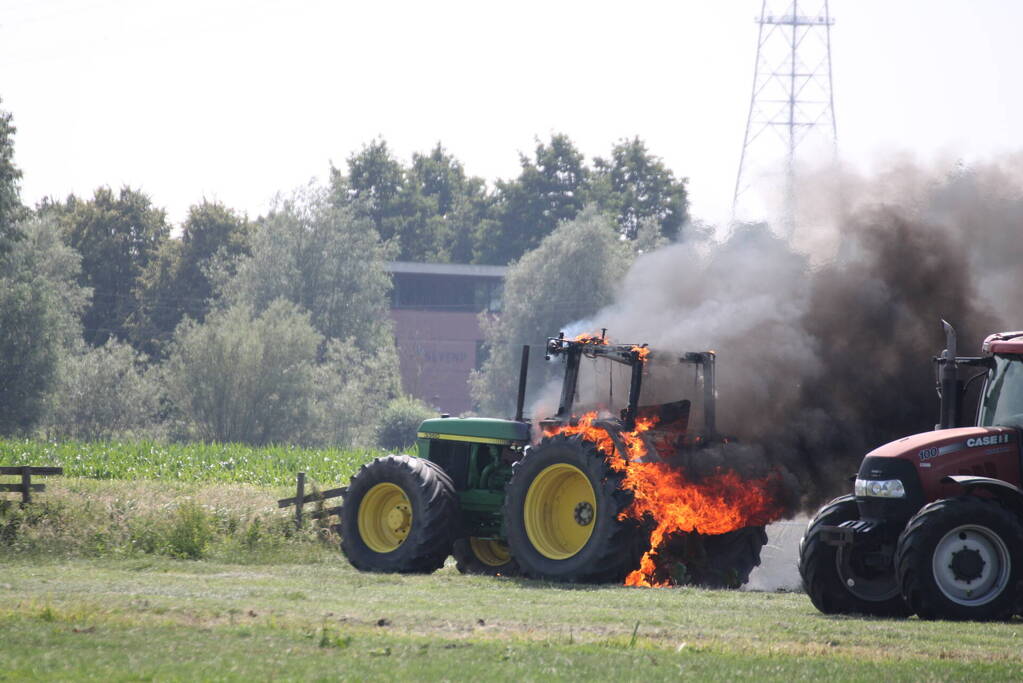 Tractor gaat in vlammen op