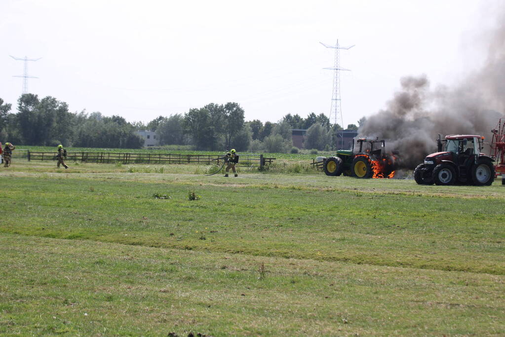 Tractor gaat in vlammen op