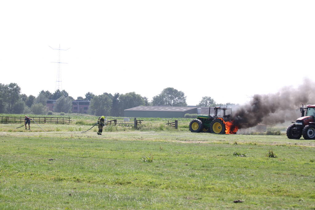 Tractor gaat in vlammen op