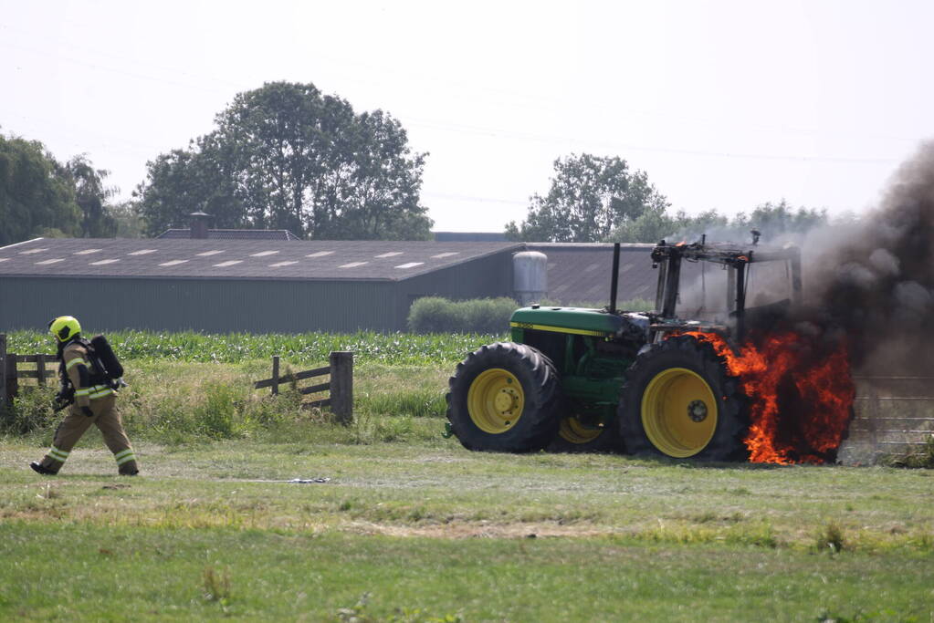 Tractor gaat in vlammen op