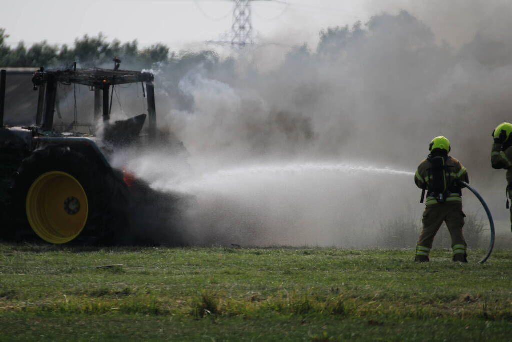 Tractor gaat in vlammen op