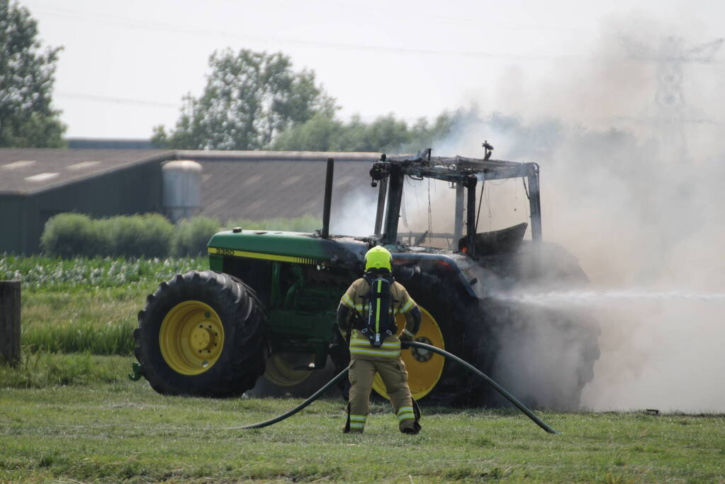 Tractor gaat in vlammen op