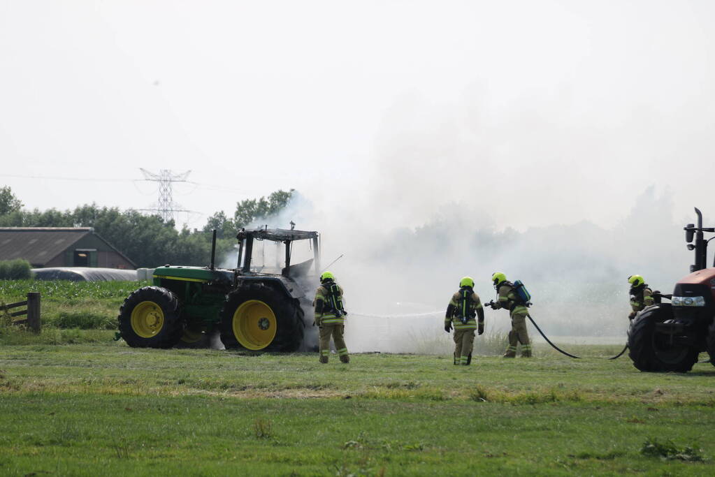 Tractor gaat in vlammen op