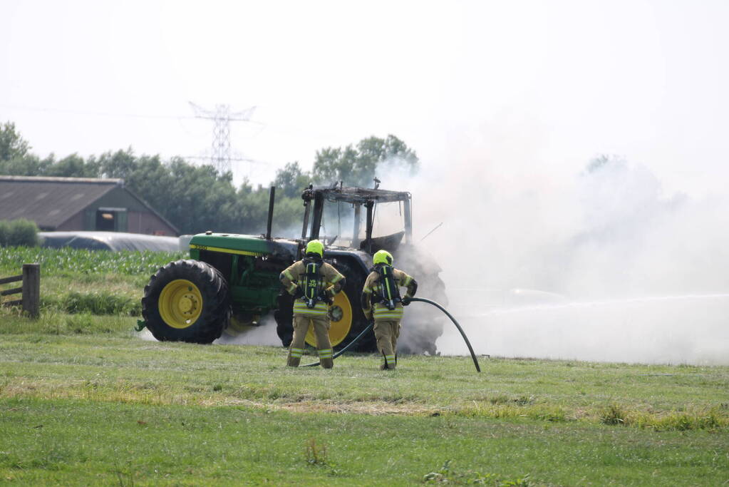 Tractor gaat in vlammen op