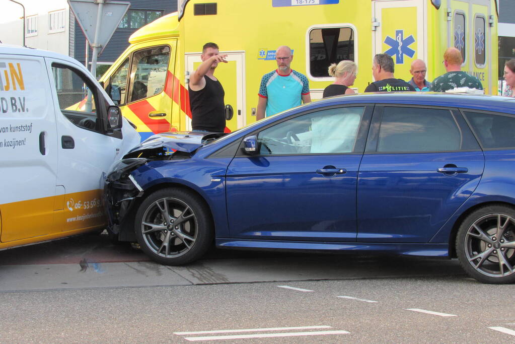 Bestelbus en personenauto in botsing