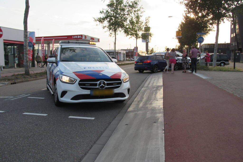 Bestelbus en personenauto in botsing