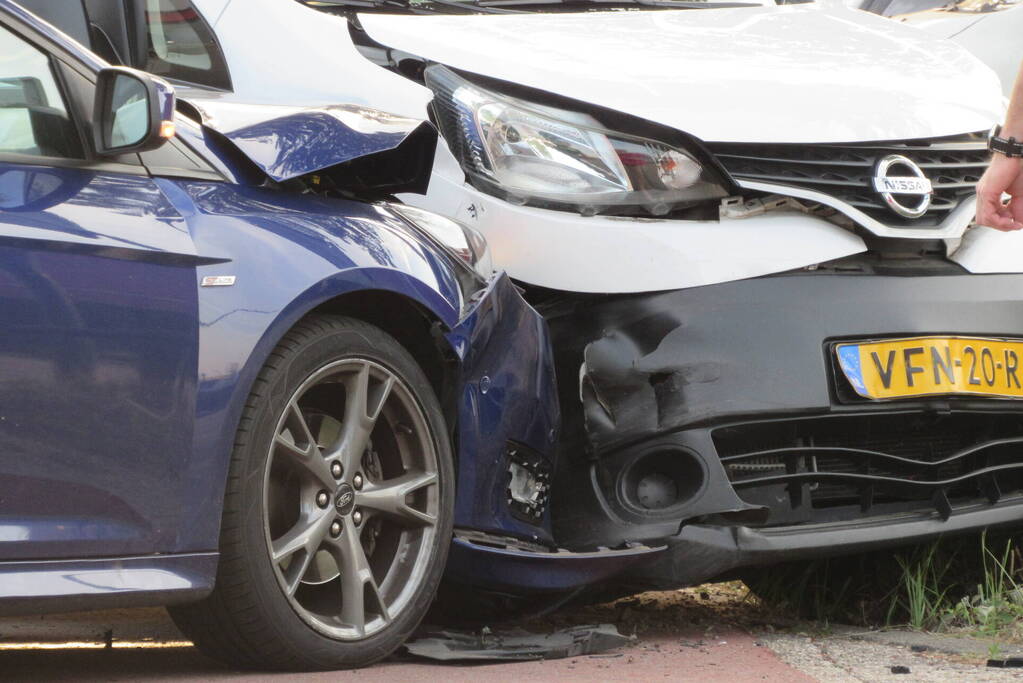 Bestelbus en personenauto in botsing