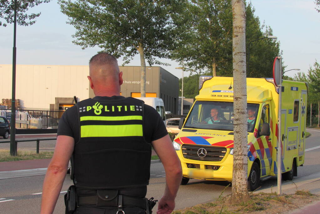 Bestelbus en personenauto in botsing