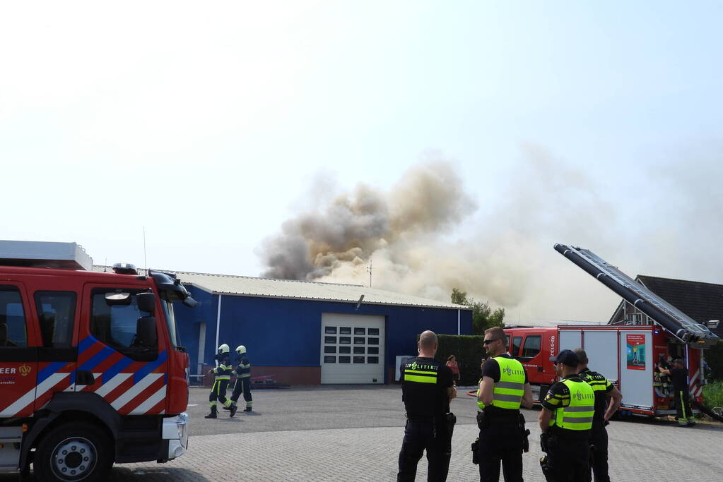 Grote brand in loods met komkommers en paprika's