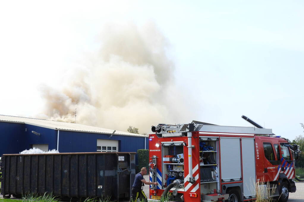 Grote brand in loods met komkommers en paprika's