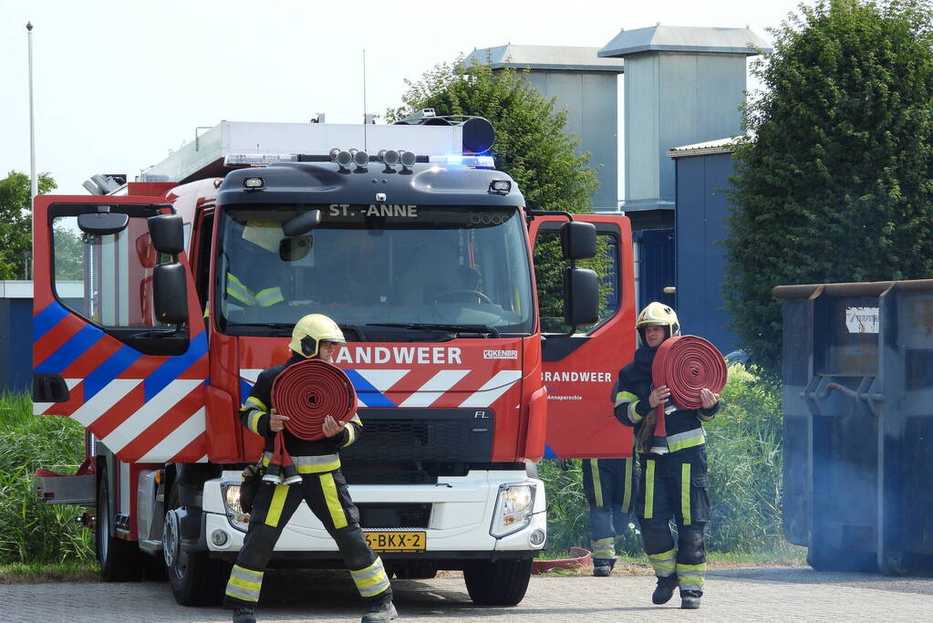 Grote brand in loods met komkommers en paprika's