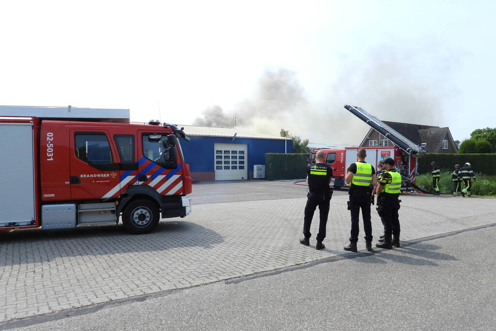 Grote brand in loods met komkommers en paprika's