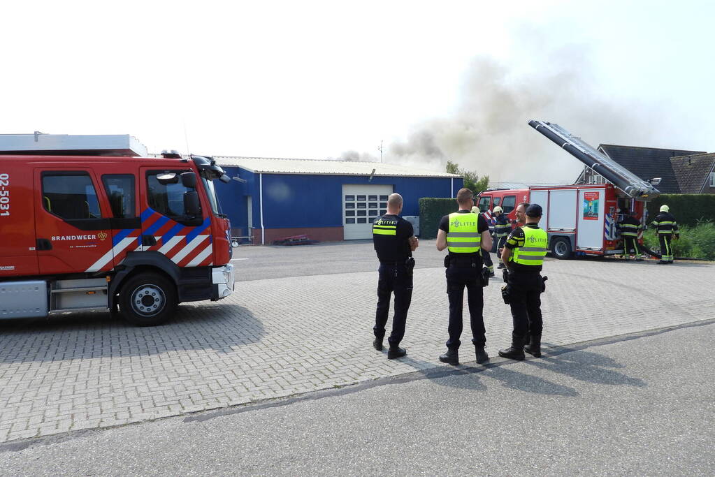 Grote brand in loods met komkommers en paprika's