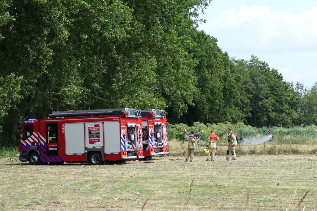 Grasmaaier vat vlam in weiland