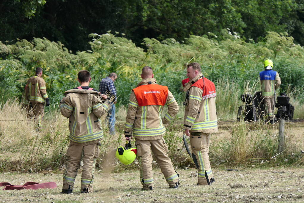 Grasmaaier vat vlam in weiland