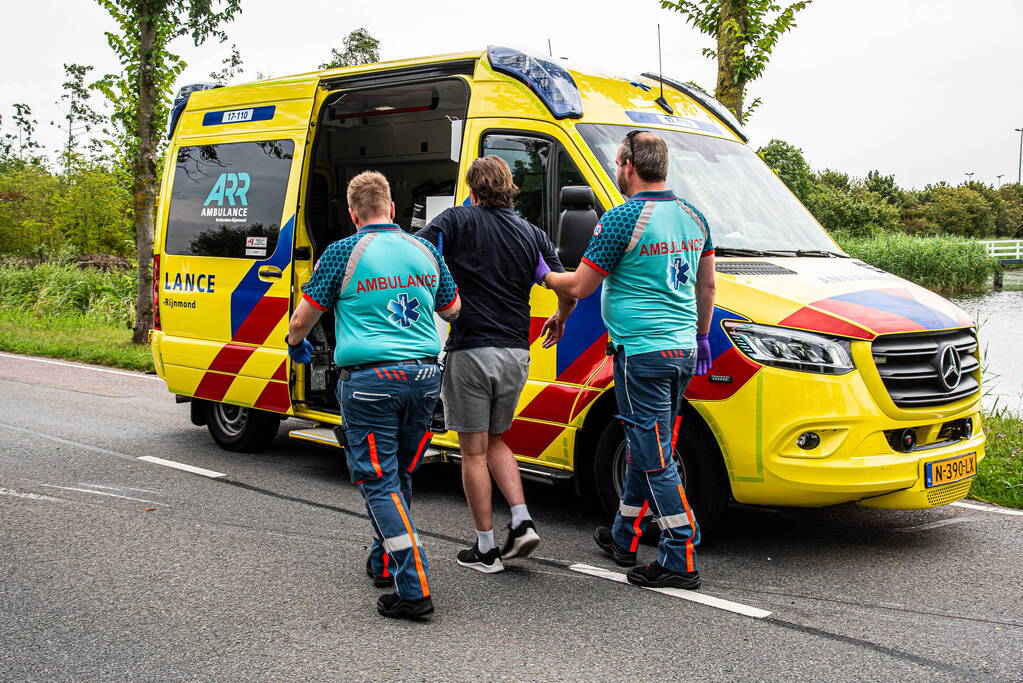 Gewonde nadat dronken persoon tegen boom rijdt