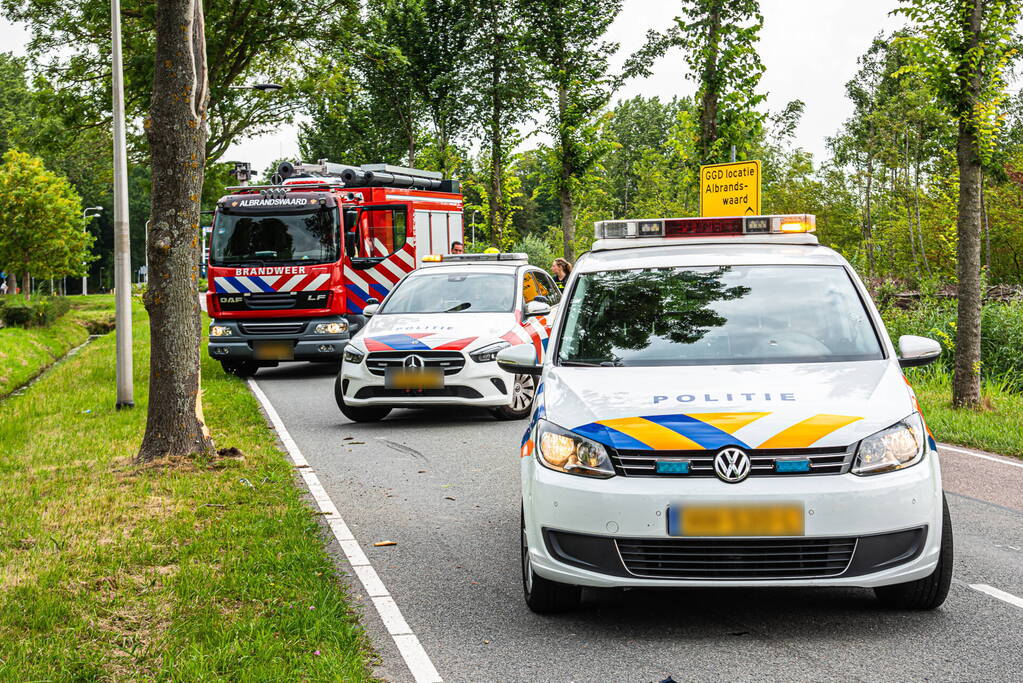 Gewonde nadat dronken persoon tegen boom rijdt