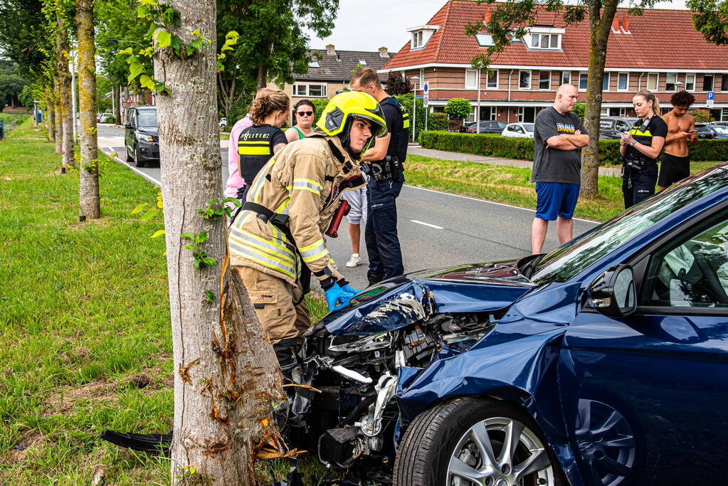 Gewonde nadat dronken persoon tegen boom rijdt