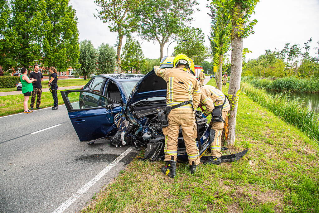 Gewonde nadat dronken persoon tegen boom rijdt