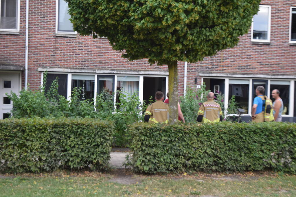 Brandweer controleert woning na vlam in de pan