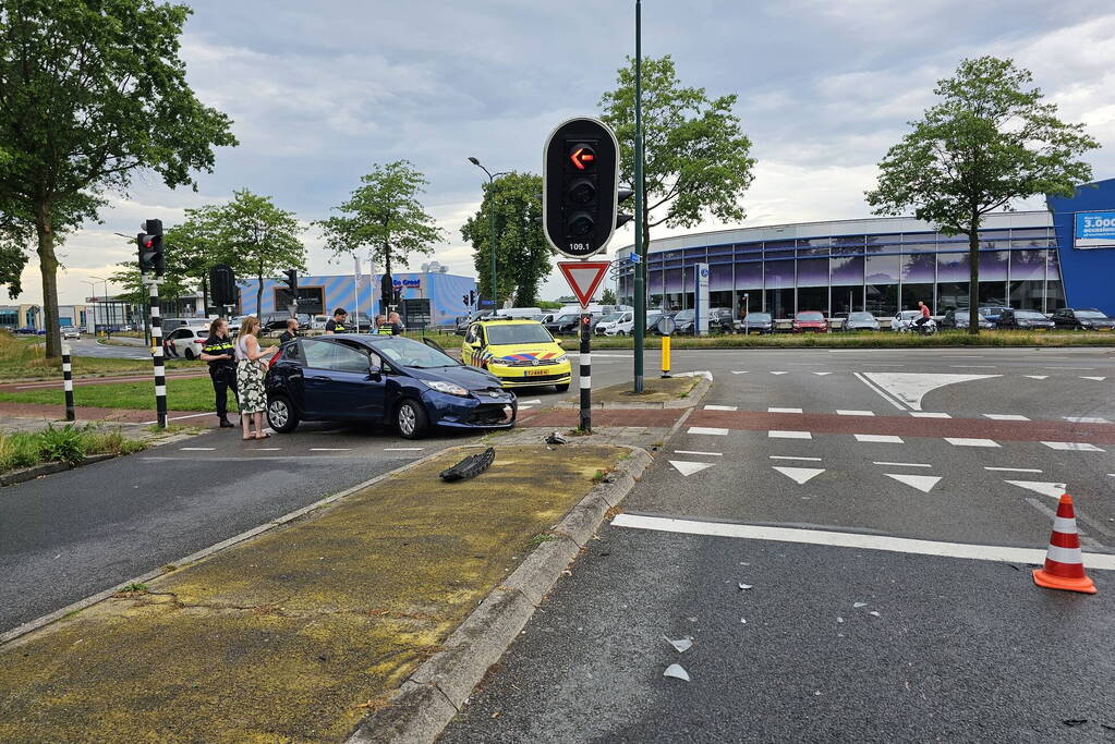 Automobilist botst op verkeerslicht