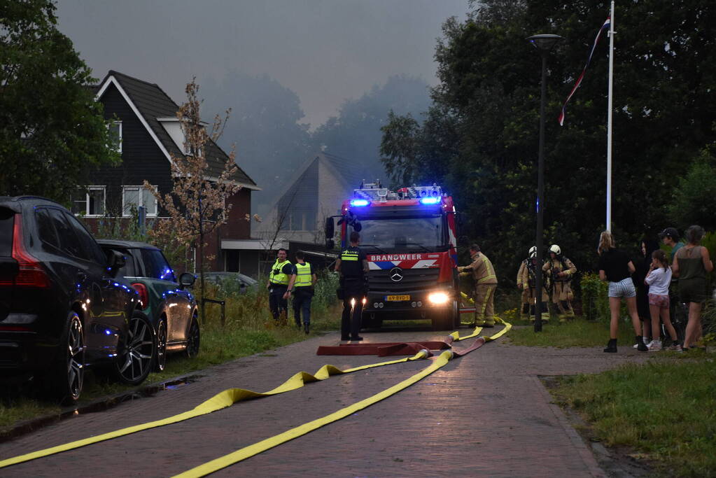 Uitslaande brand in rietgedekte woning