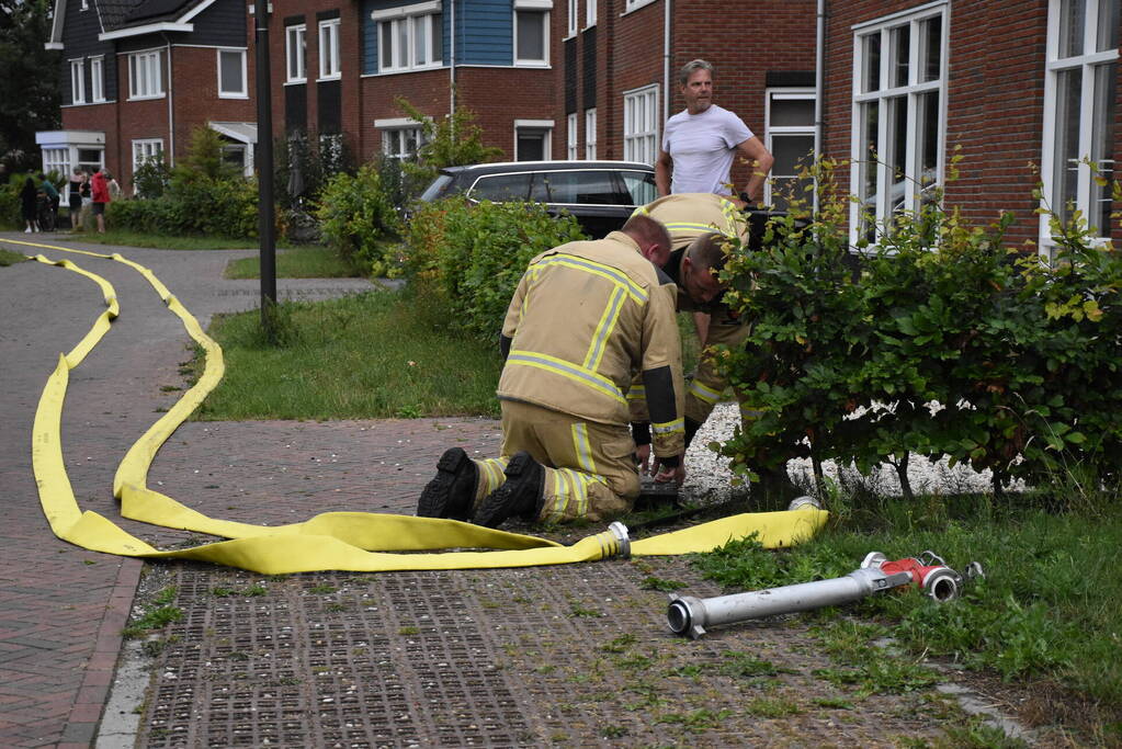 Uitslaande brand in rietgedekte woning