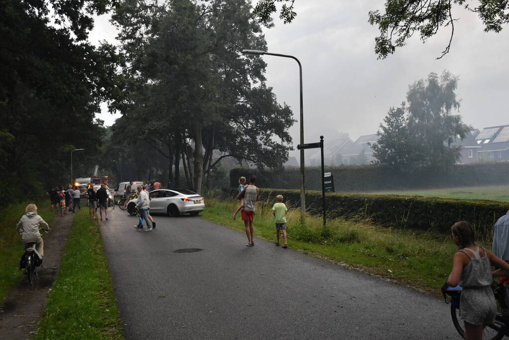 Uitslaande brand in rietgedekte woning