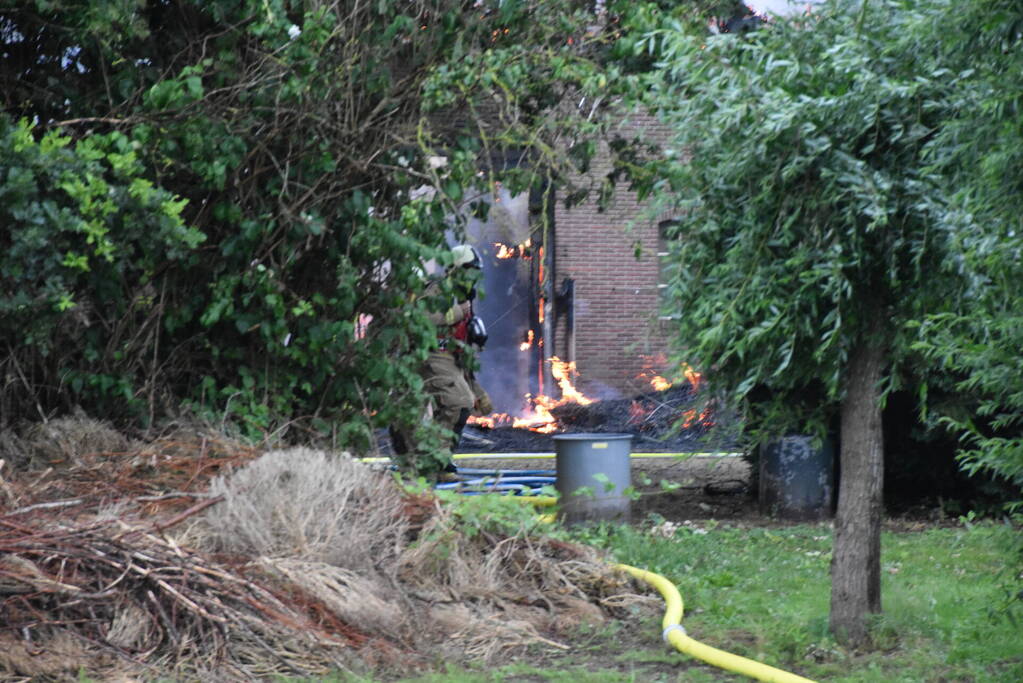 Uitslaande brand in rietgedekte woning