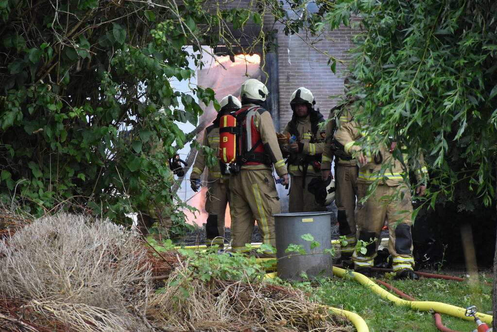 Uitslaande brand in rietgedekte woning