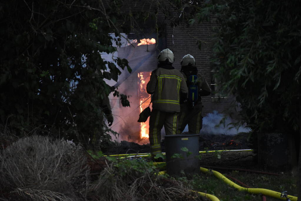 Uitslaande brand in rietgedekte woning