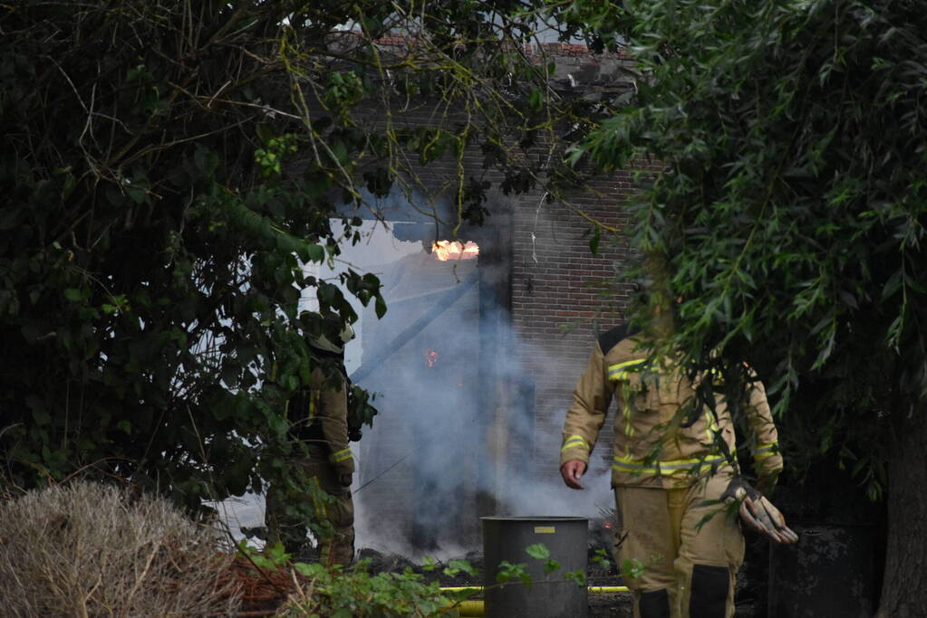 Uitslaande brand in rietgedekte woning