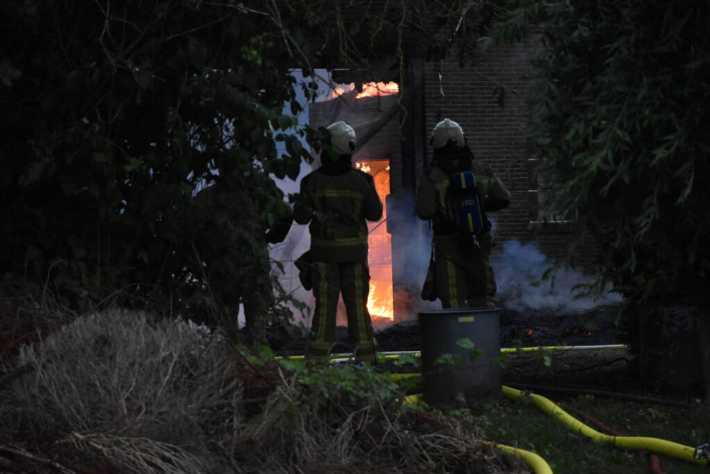 Uitslaande brand in rietgedekte woning