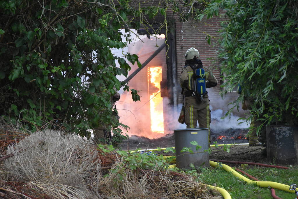 Uitslaande brand in rietgedekte woning