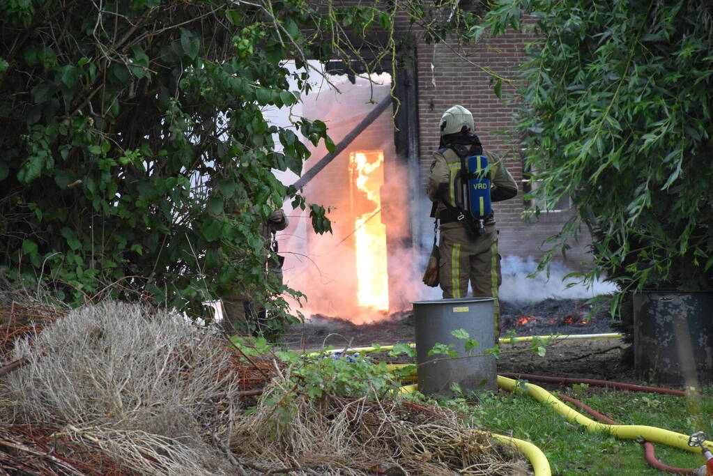 Uitslaande brand in rietgedekte woning