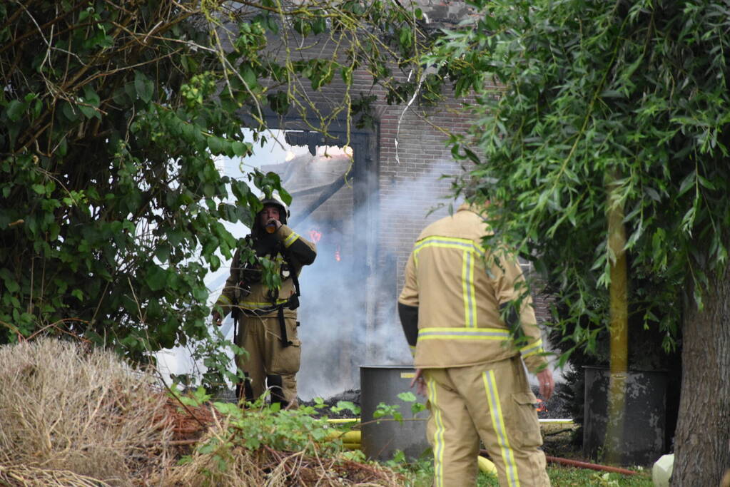 Uitslaande brand in rietgedekte woning