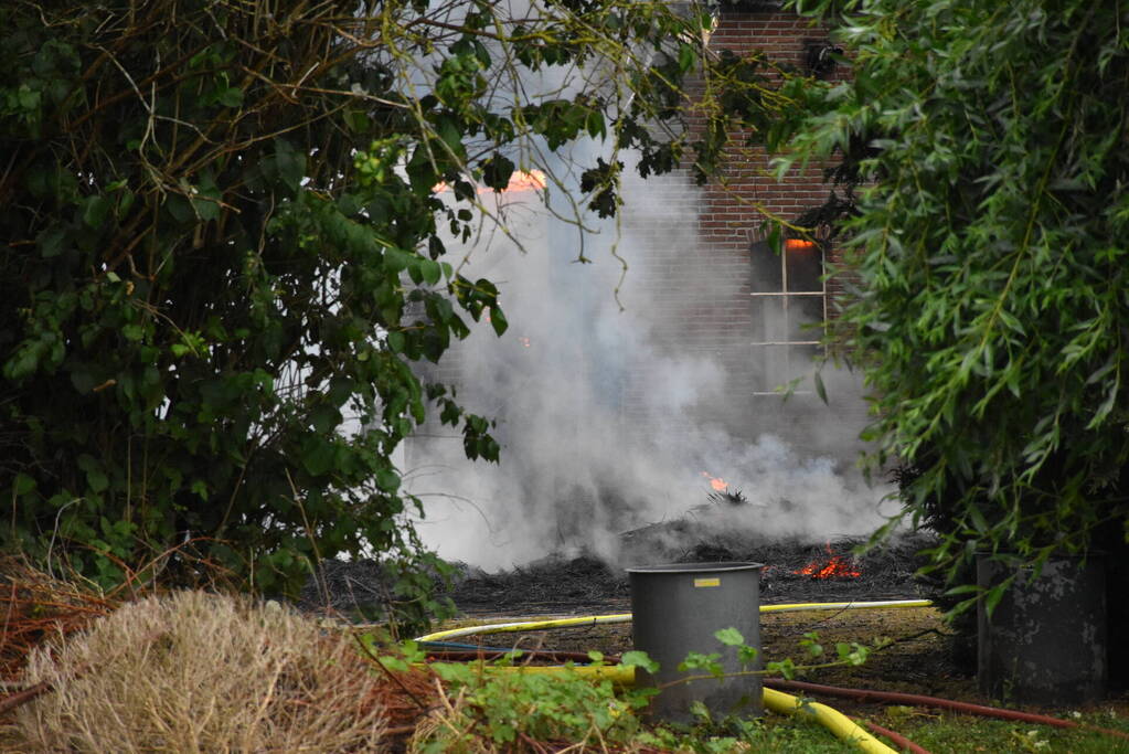 Uitslaande brand in rietgedekte woning