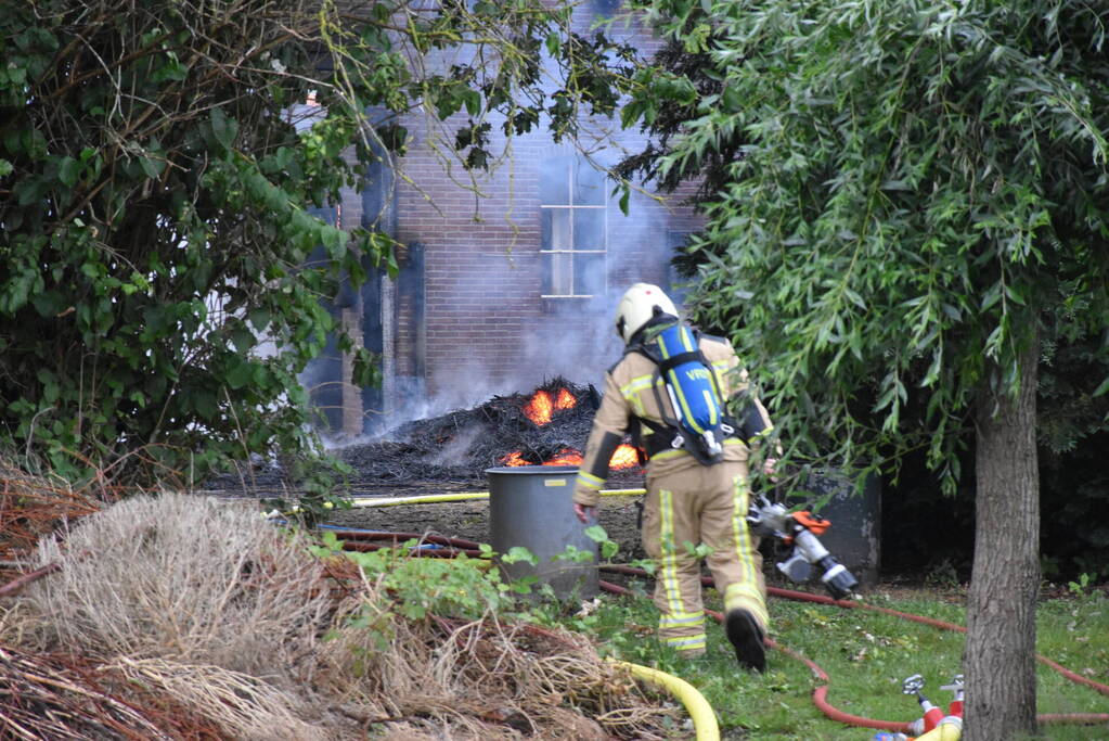 Uitslaande brand in rietgedekte woning