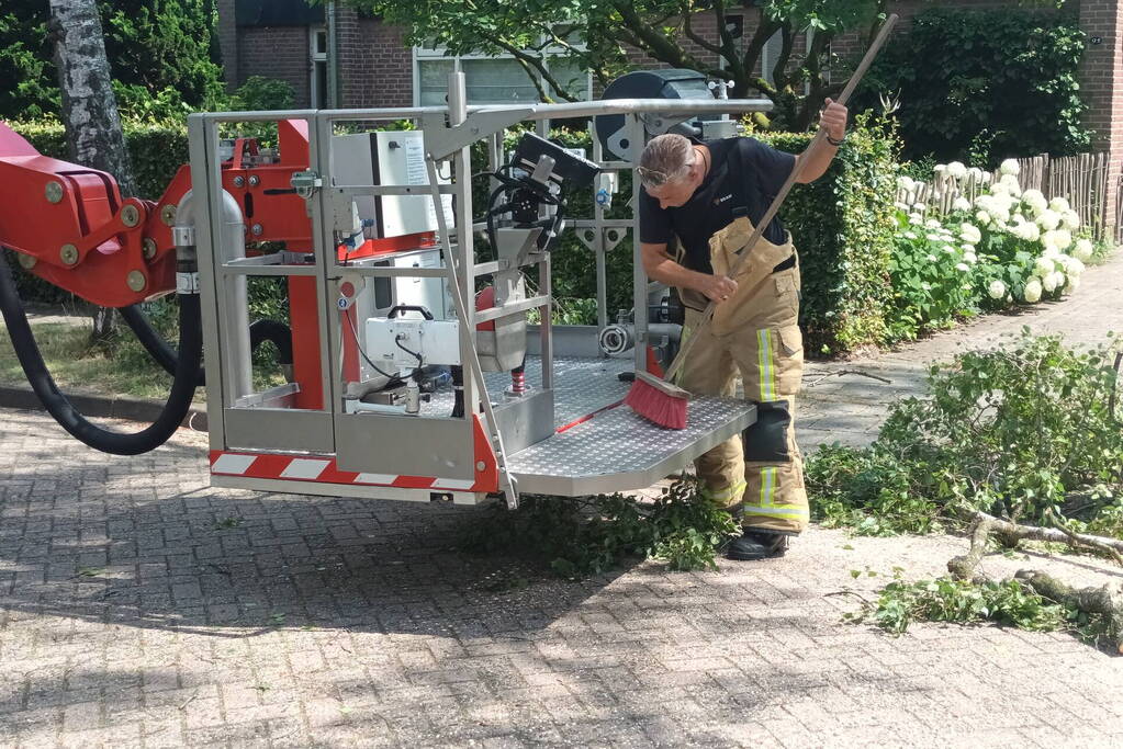 Brandweer verwijdert gescheurde tak