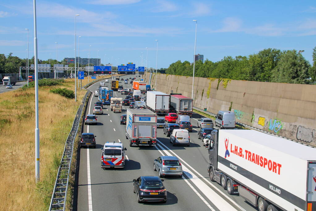 Snelweg tijdelijk afgesloten door ongeval