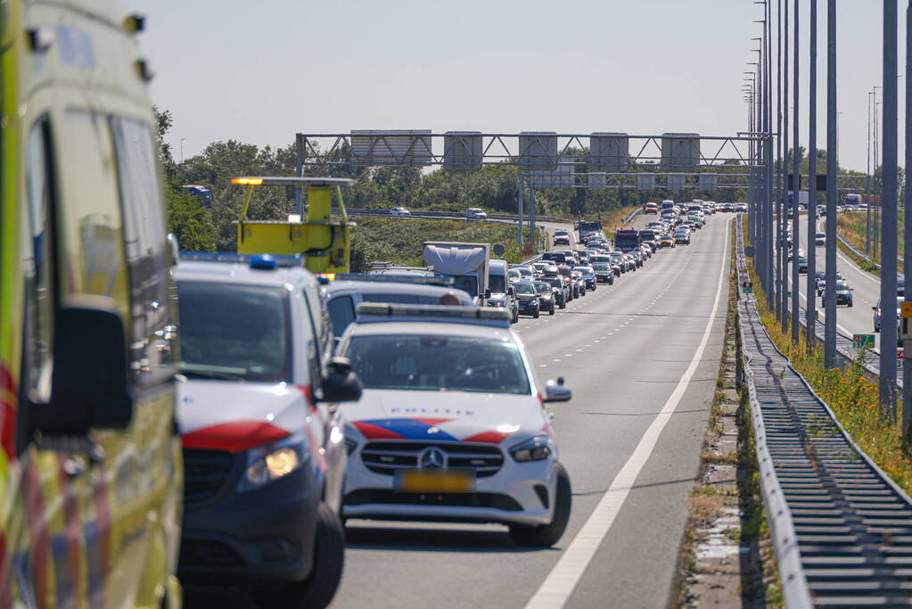 Flinke file door botsing op snelweg