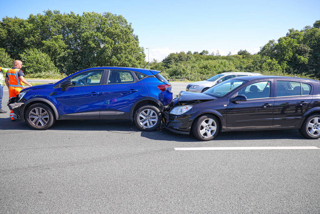 Flinke file door botsing op snelweg