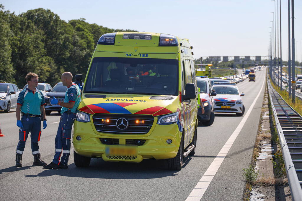 Flinke file door botsing op snelweg