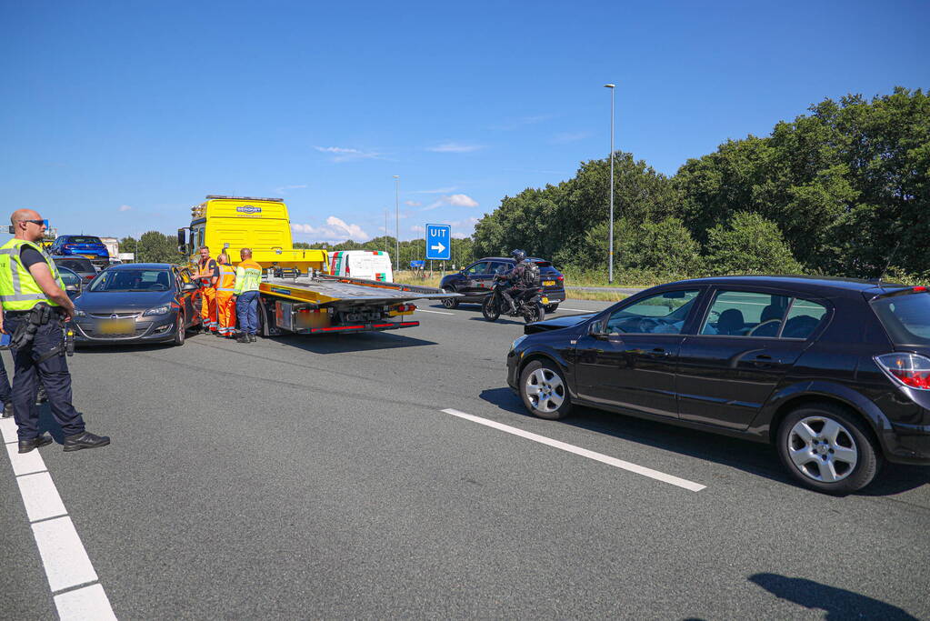 Flinke file door botsing op snelweg