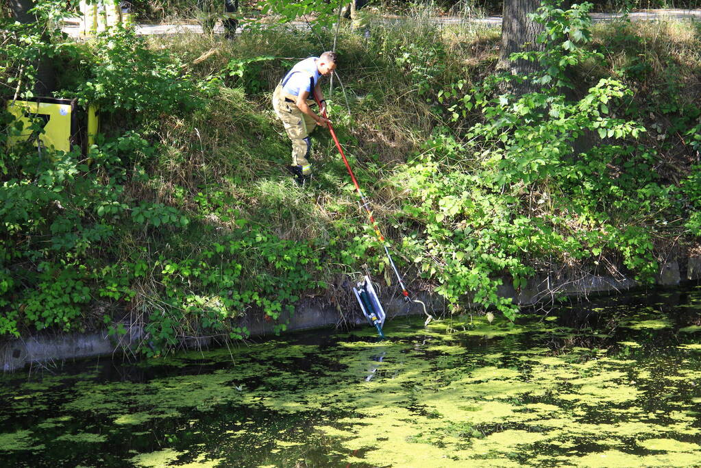 Brandweer haalt fiets en verkeersbord uit water