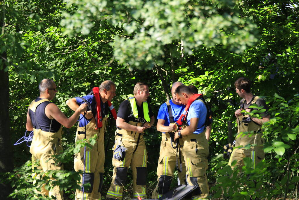 Brandweer haalt fiets en verkeersbord uit water