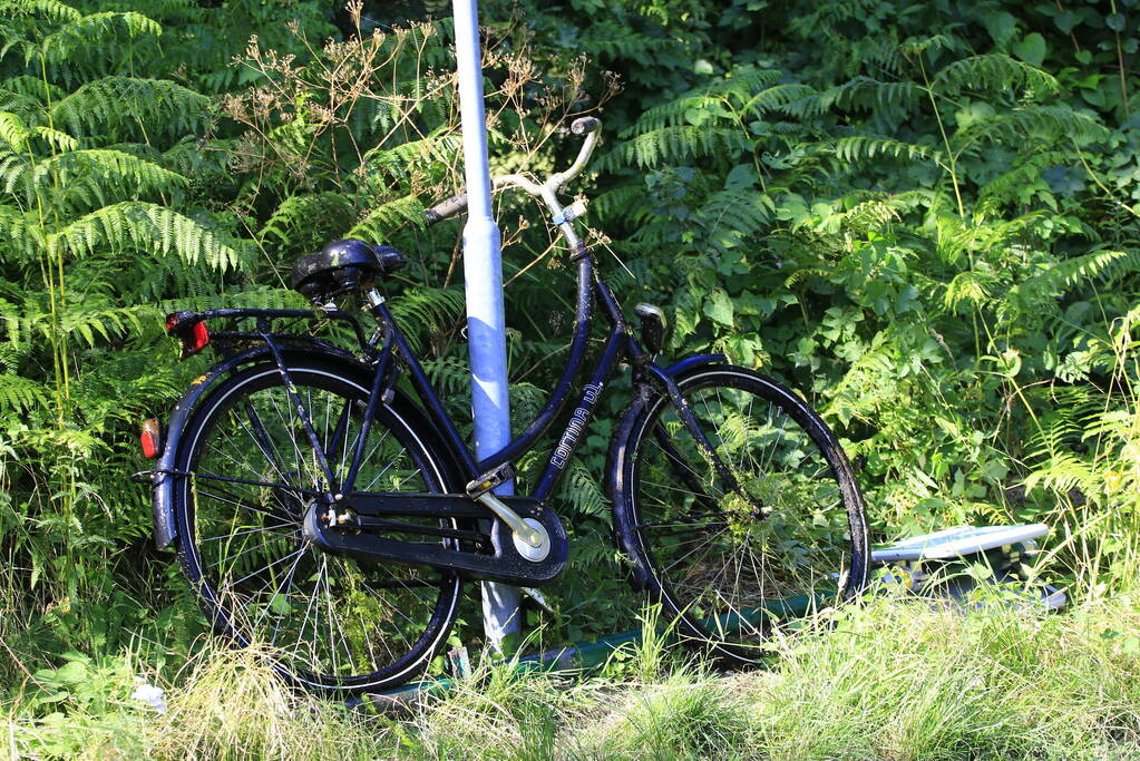 Brandweer haalt fiets en verkeersbord uit water